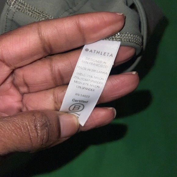 Athleta Ultimate Stash Pocket 7” Women's Athletic Capri Olive Shorts size Small - Picture 7 of 7